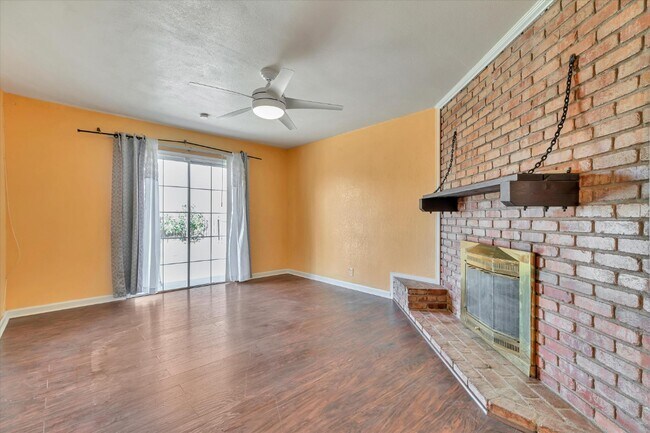 Building Photo - 43585 Montrose Ave