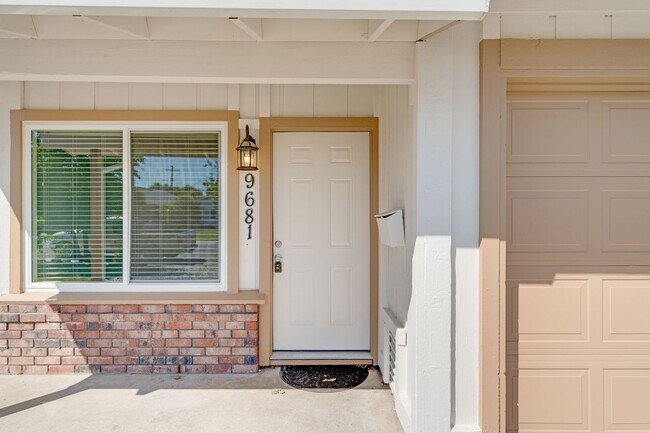 Building Photo - Updated Orangevale Duplex with Private Yard and Garage!
