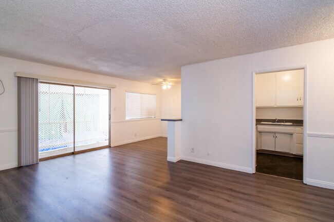 Building Photo - 8601 Balboa Blvd