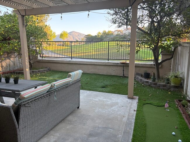 Building Photo - 2300 Greenbriar Dr