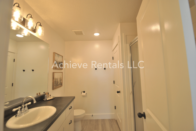 Building Photo - 206 E 520 N