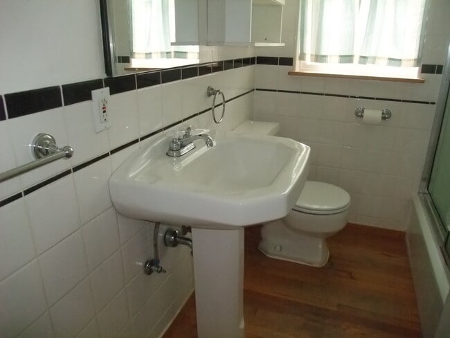 Building Photo - Adorable Little House Just A Few Blocks From The Campus