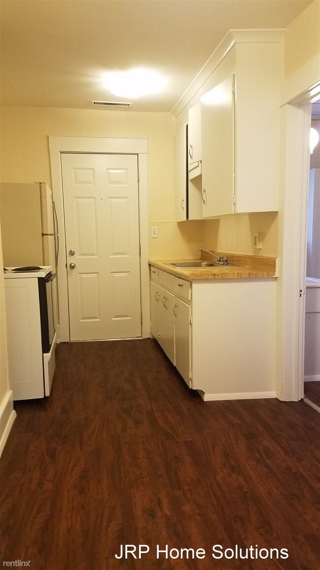 Building Photo - 2 br, 1 bath Triplex - 736 1/2 Carlton Blv...