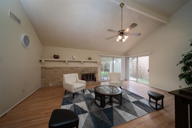 Building Photo - 10619 Chapel Hill Dr