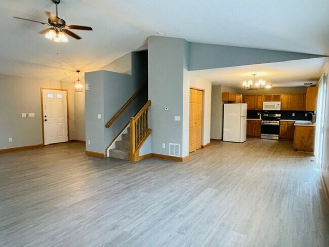 Building Photo - 8575 Fernbrook Dr