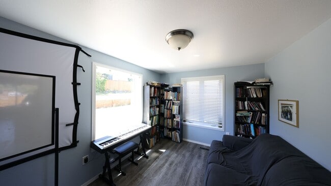 Building Photo - 3 Bed 2.5 Bath - Groups - Pet Friendly - Large Yard - NAS Whidbey