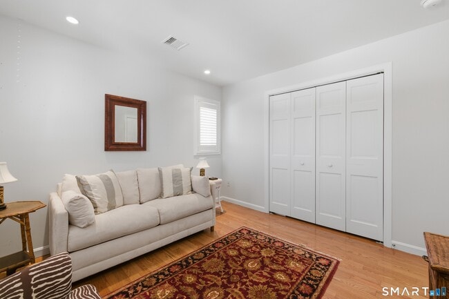 Building Photo - 2 Miller St