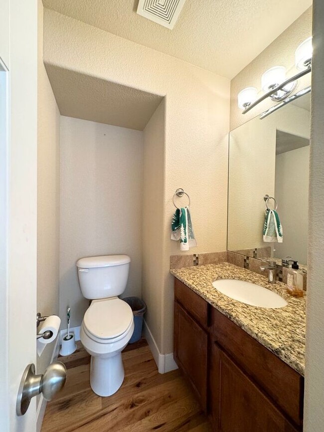 Building Photo - 3 Bedroom, 3.5 Bathroom Townhome, Close to...
