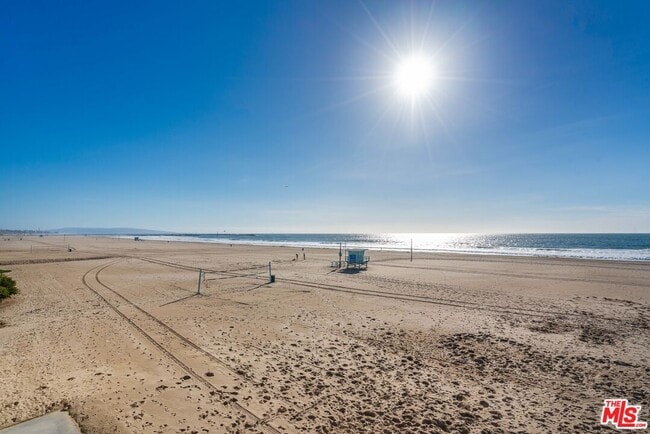 Building Photo - 3711 Ocean Front Walk