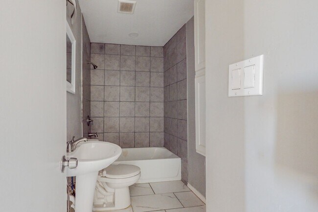 Building Photo - NE PUEBLO STYLE 3 Bedroom 2 Bath 1824/SF
