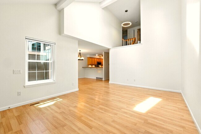 Building Photo - Gorgeous 3 Bed 2.5 Bath Townhome in Little...