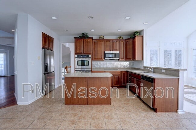 Building Photo - 7232 Lyndsey Way