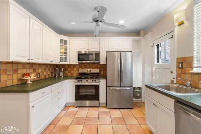 Building Photo - 476 St Clair Ave