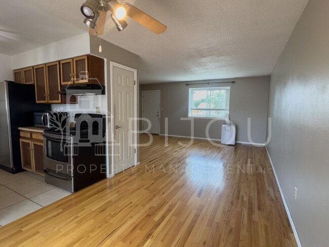 Building Photo - Conveniently Located Tri-Level
