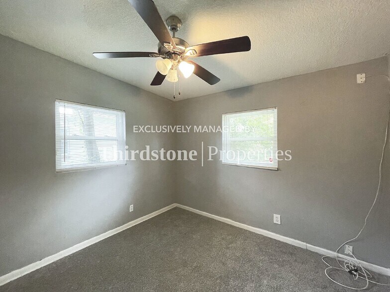 Building Photo - 2212 W 12th St