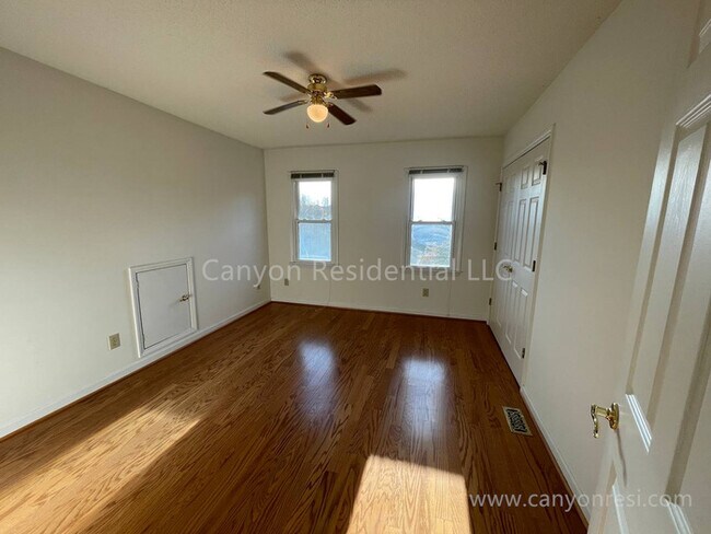 Building Photo - Beautiful 3b2b, ready to move in!