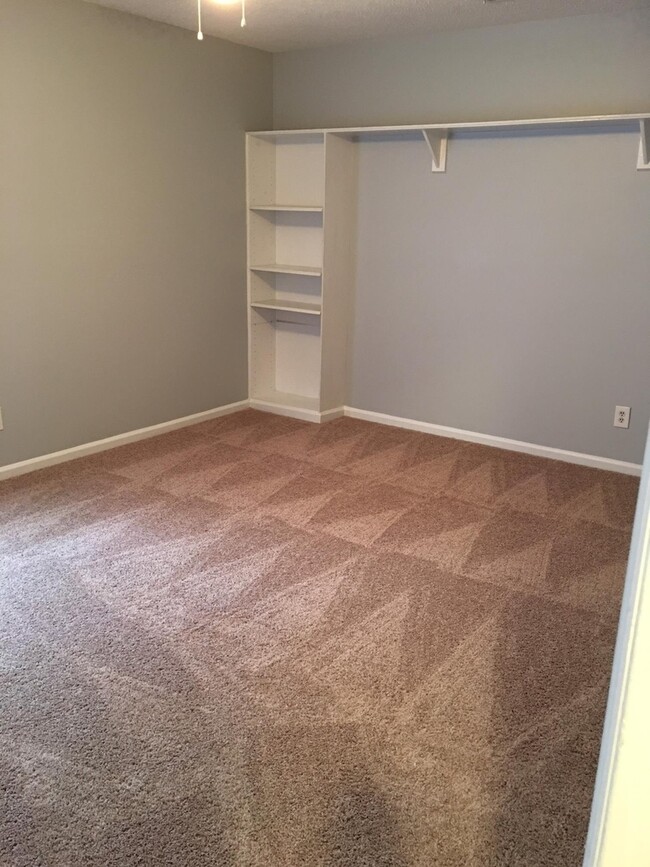 Building Photo - Beautifully Updated Townhome in the Heart ...