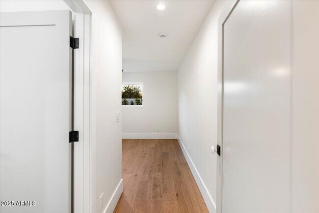 Building Photo - 8014 E Del Tesoro Dr