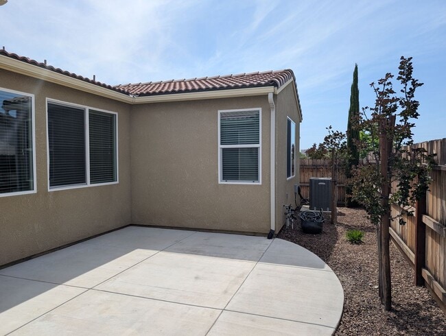 Building Photo - Modern and well appointed home in Clovis, ...