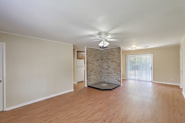 Building Photo - Lovely Ladson Brick Ranch!