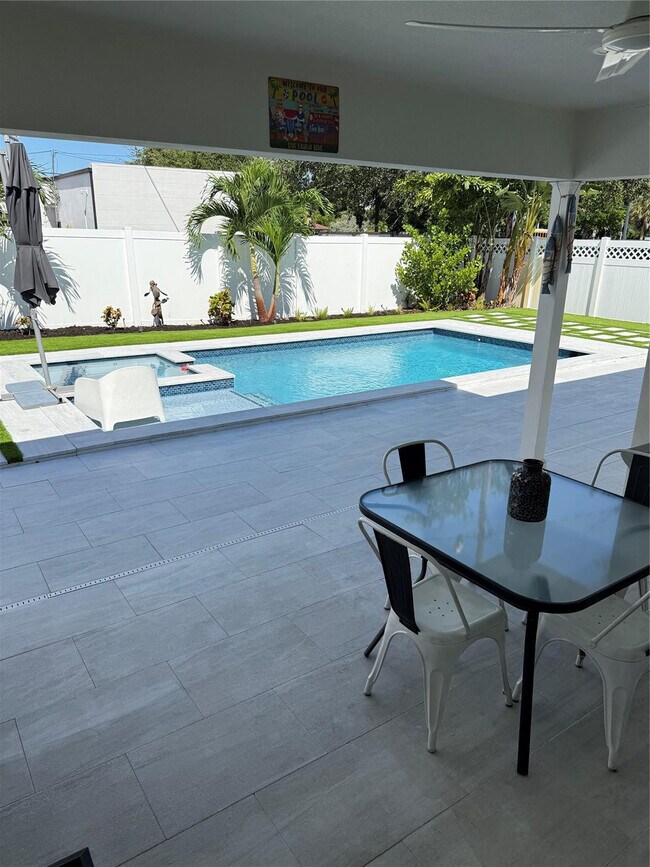 Building Photo - 1637 SE 1st St