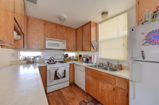 Building Photo - 4 Bedroom Townhome near UC Davis