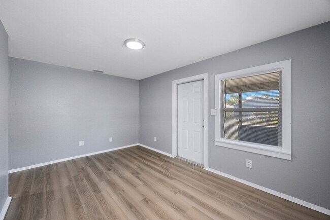 Building Photo - Cute 3bdrm/1bath House ** Section 8 OK ** ...