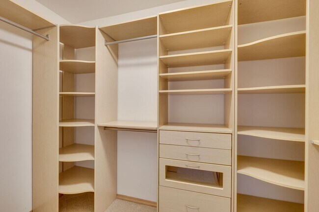 Building Photo - For Rent | $4,000/mo | Stunning 4-Bedroom ...