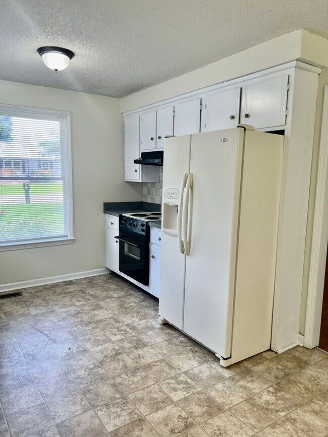 Building Photo - AVAILABLE NOW! 3 Bedroom, 1.5 Bath Home