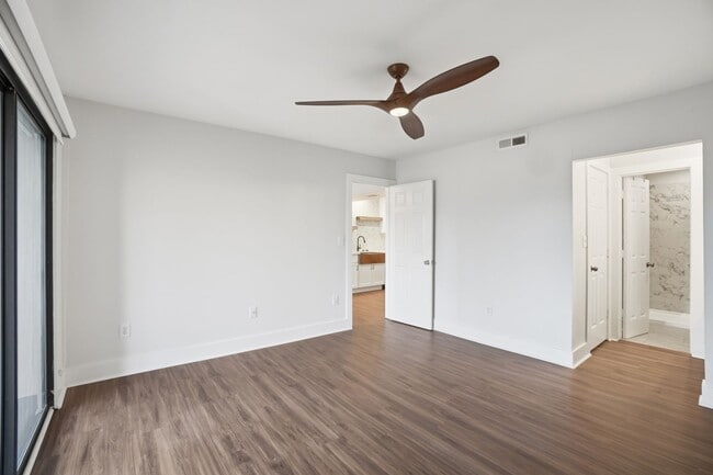 Building Photo - Beautifully Updated Condo with High-End Finishes Throughout