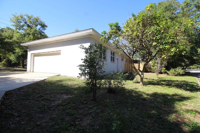 Building Photo - Northeast Pensacola Home- Entertainers Dre...