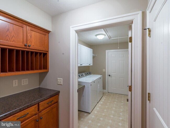 Building Photo - 2616 Greenport Dr