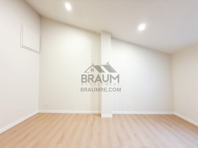 Building Photo - 5245 Riverton Ave