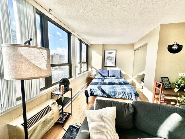 Building Photo - 2740 N Pine Grove Ave