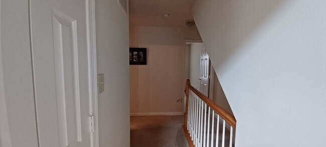 Building Photo - Luxurious And Spacious 3 Bed 2 Bath Brick ...