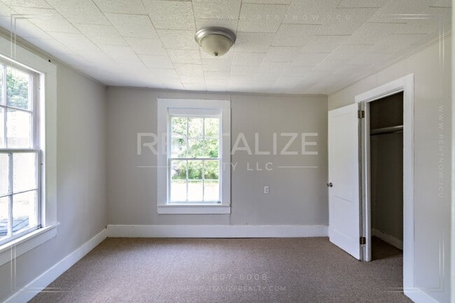 Building Photo - Renovated & Low-Maintenance 2-Bed Home
