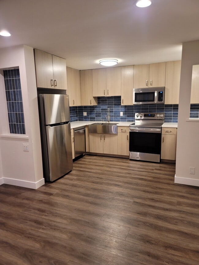 Building Photo - 745 E Bradley Ave