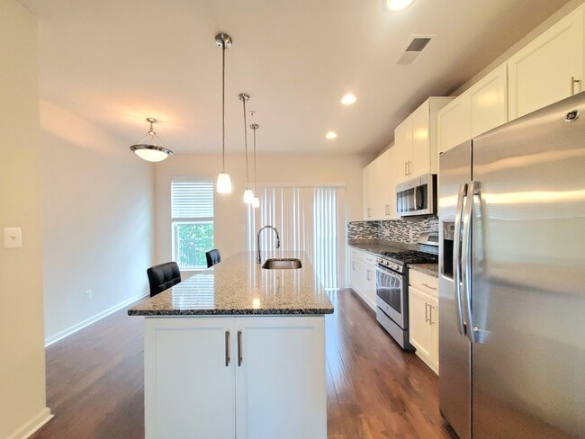 Building Photo - 135 Prado Ln