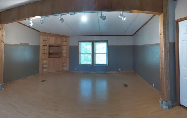 Building Photo - Great 3 Bedroom 2 Bath Home in quiet resid...