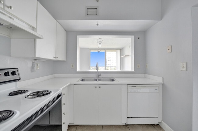 Building Photo - 3020 NE 32nd Ave