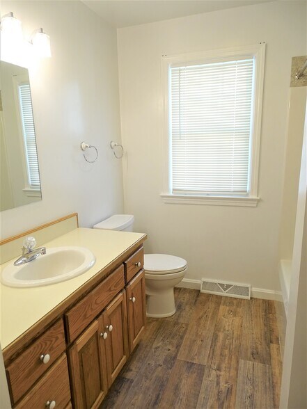 Building Photo - 1005 Ayres Ct