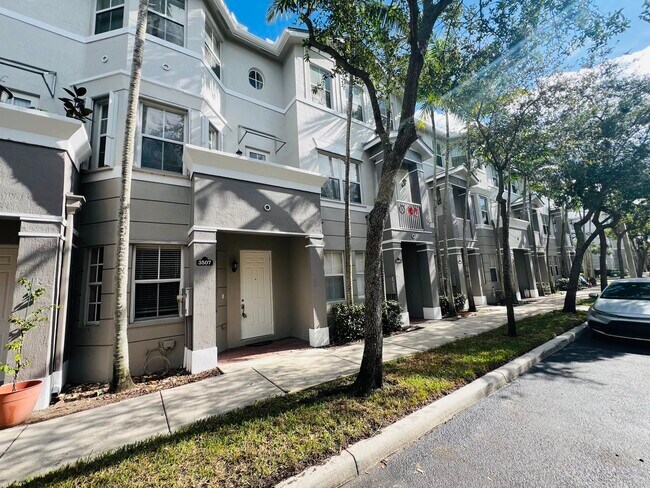 Building Photo - 3507 Shoma Dr