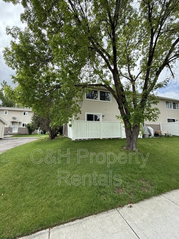 Building Photo - 3285 Canyon Dr