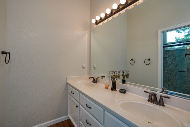 Building Photo - 15300 Medella Cir