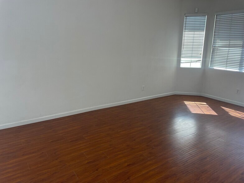 Building Photo - 30042 Sugarpine St