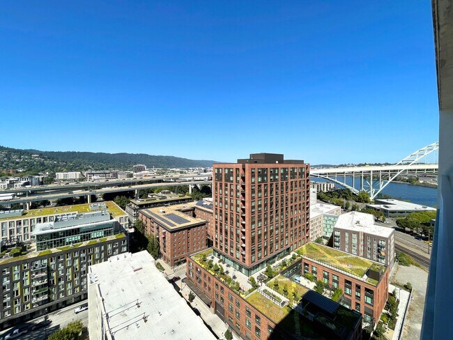Building Photo - Spacious Vista Pearl Condo with Bonus Den, Stunning Views and Fabulous Amenities