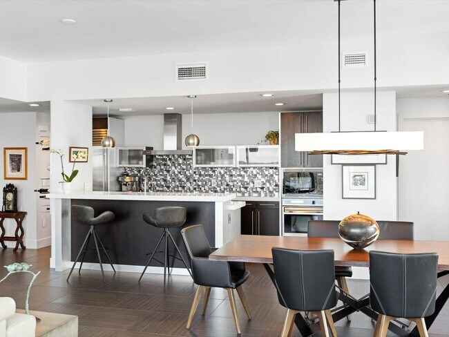 Building Photo - Large Corner Unit at STAR TOWER!