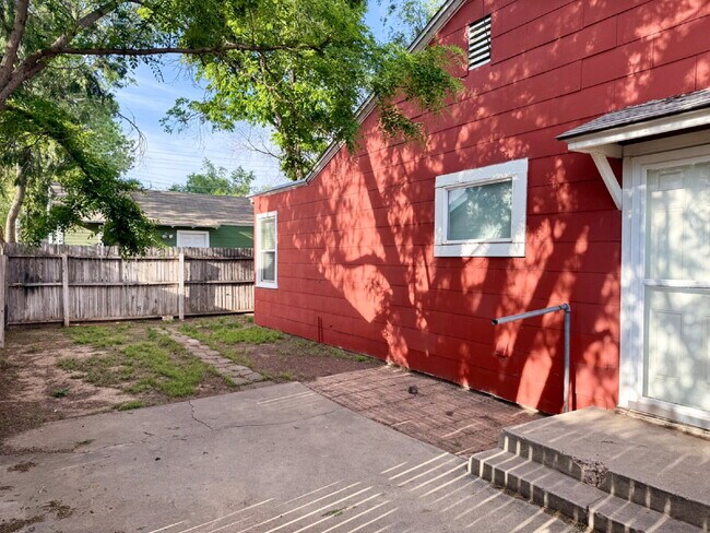 Building Photo - Cute 2/1 Minutes from Tech!