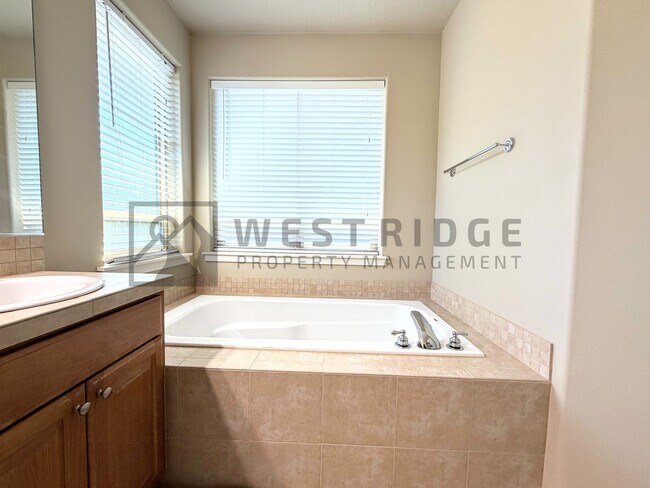 Building Photo - 14037 SW Walnut Creek Way