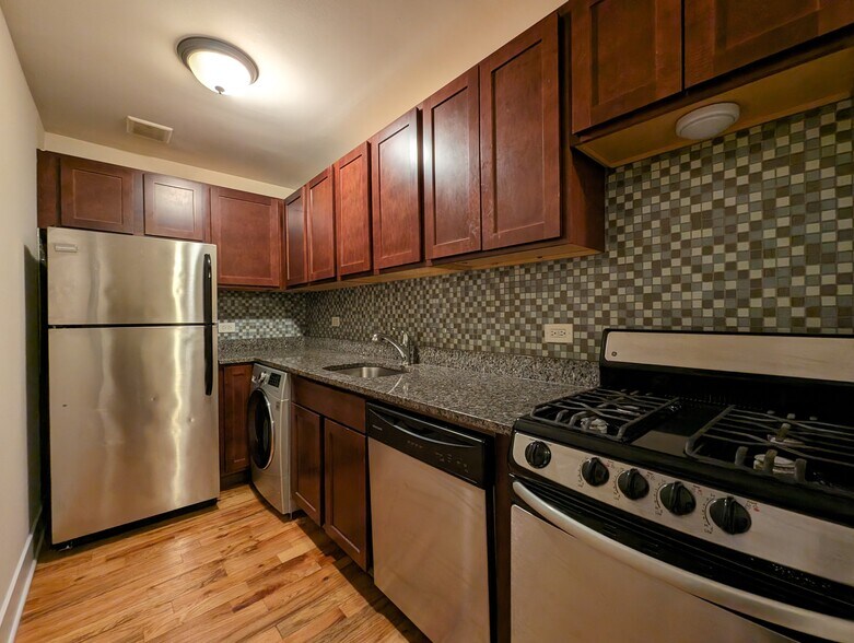 Building Photo - 557 W Arlington Pl